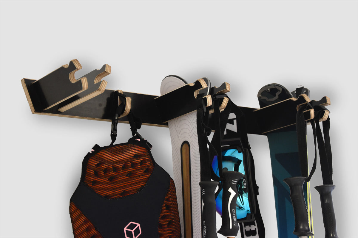 Hanging stand for 3 pairs of skis