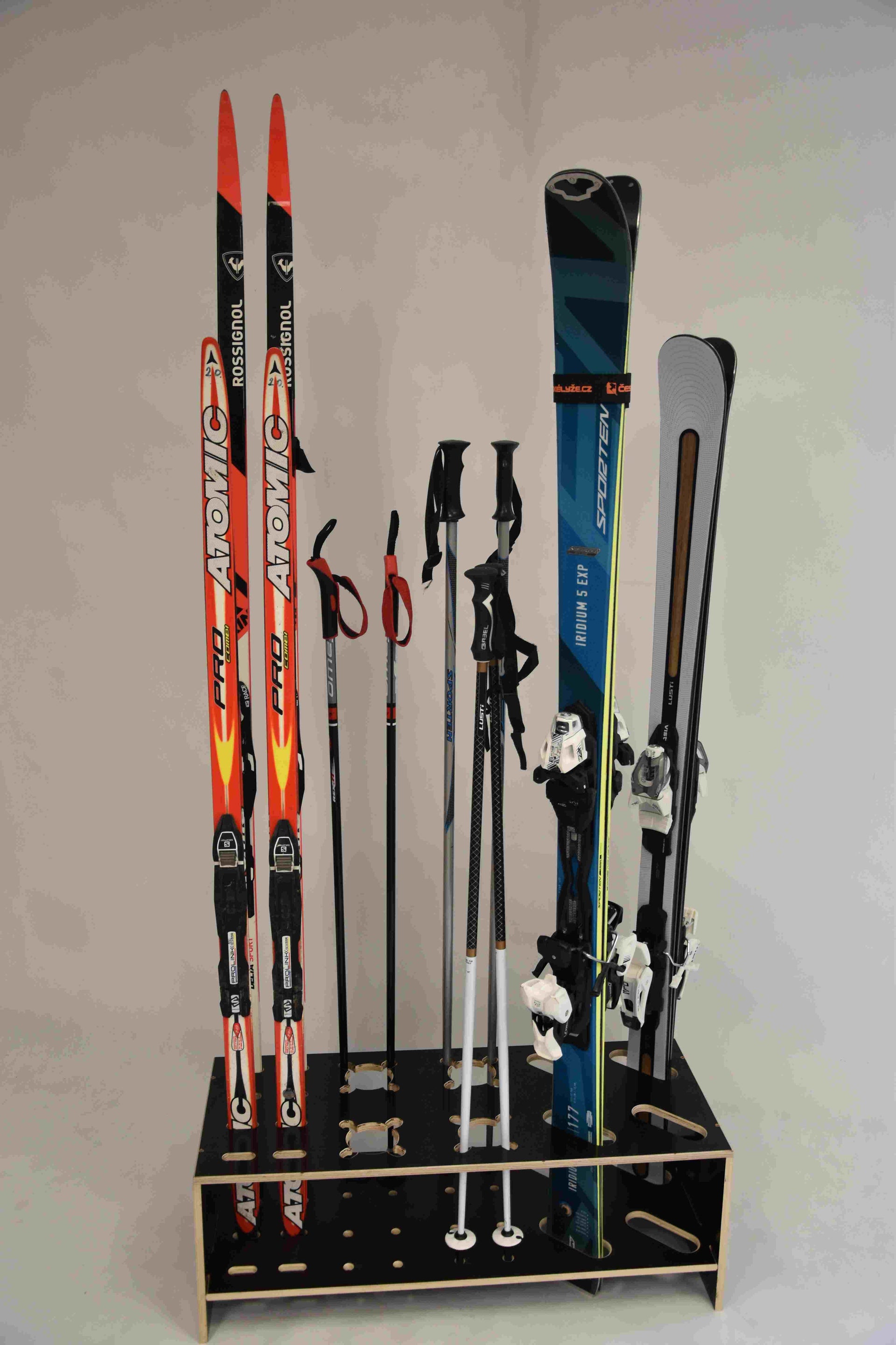 Kombinierter Holzständer für Skier, Langlaufski und Skistöcke