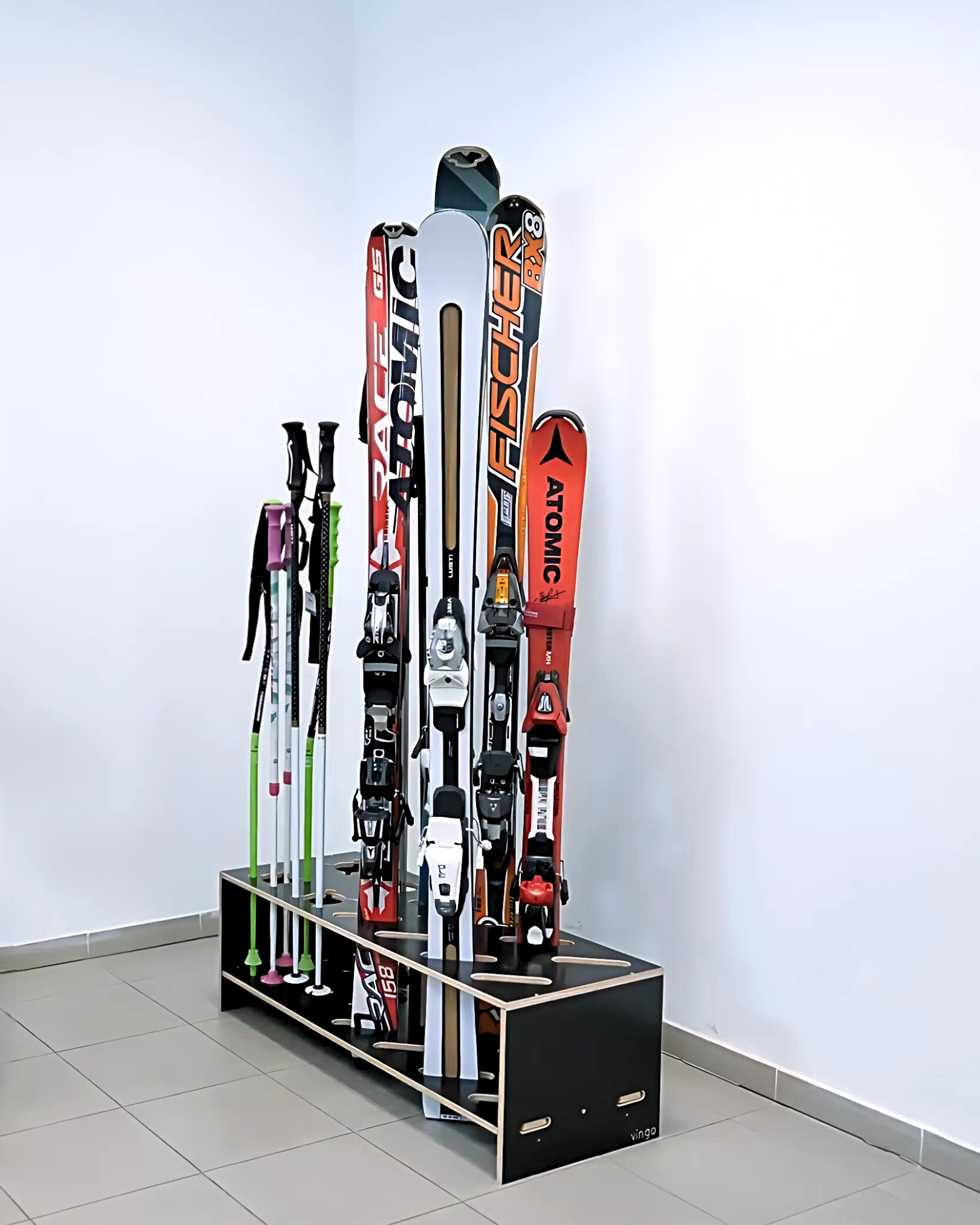 Kombinierter Holzständer für Ski und Stöcke